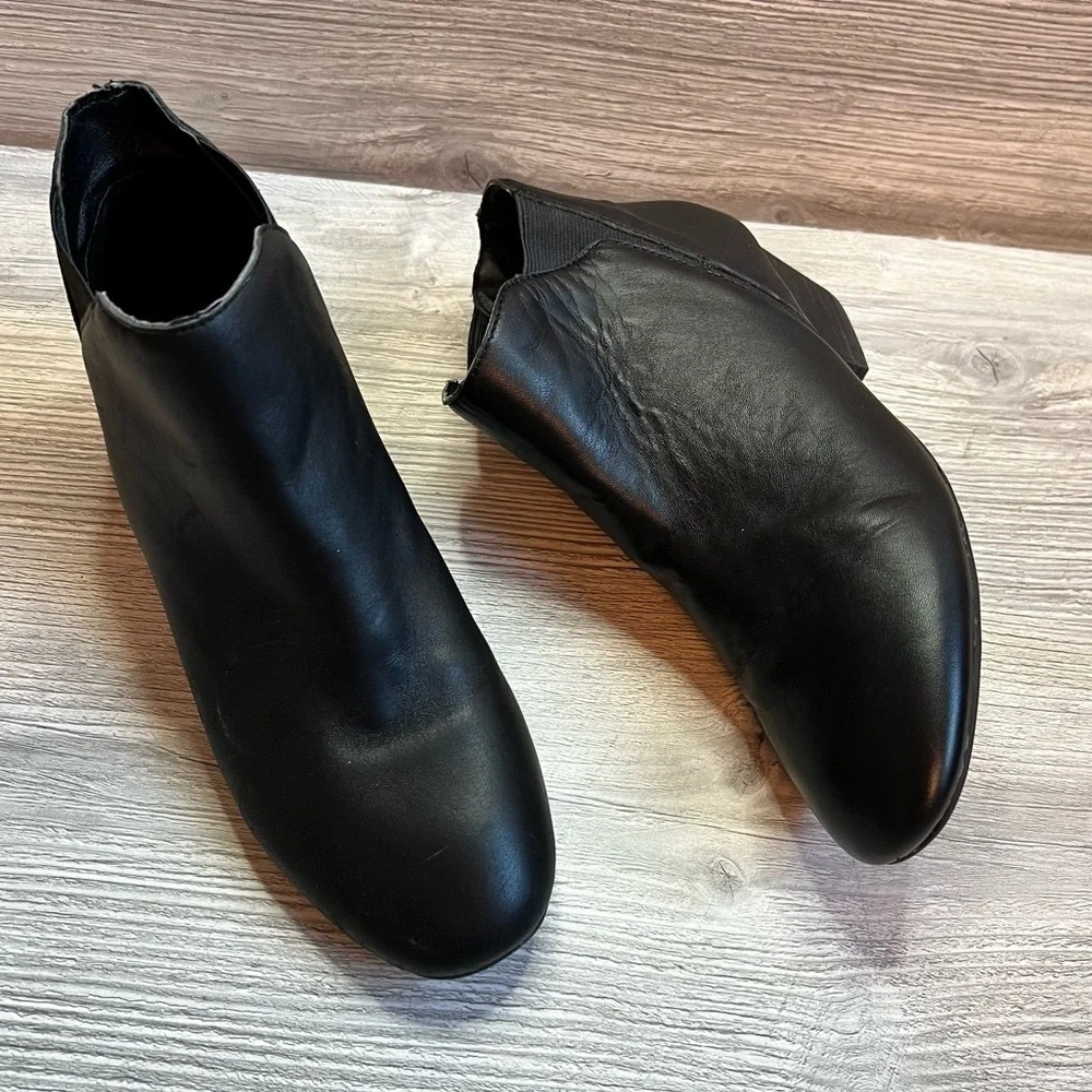 Adam Tucker black soft leather small wood round stacked heel ankle bootie size 8